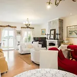 Classy Lux Apt W/ Sea View, Garden, Parking